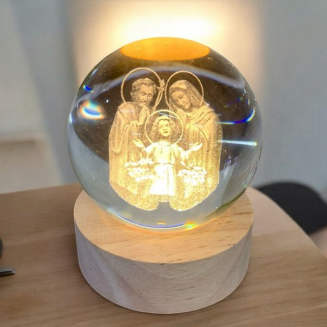 Luminária Abajur Mesa Bola de Cristal Sagrada Família 7 cm Luz LED 3d Decorativa Esfera Bivolt Benção do Lar